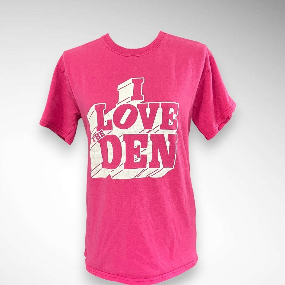 DISCOUNT‎ DEN Vintage Women's Pink Short Sleeve I Love The Den T Shirt | EUC